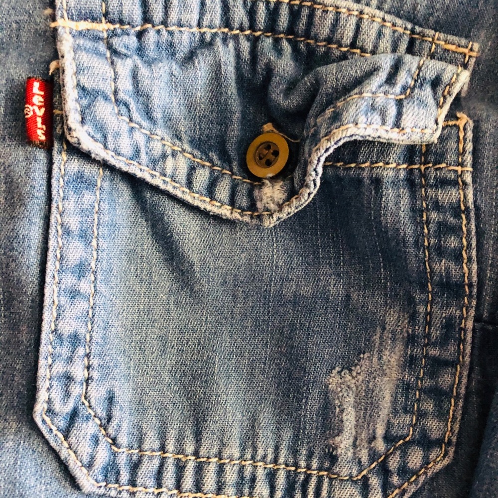 🌺SOLD!!!!Levi’s Button up Shirt 🌺 - Picture 4 of 6